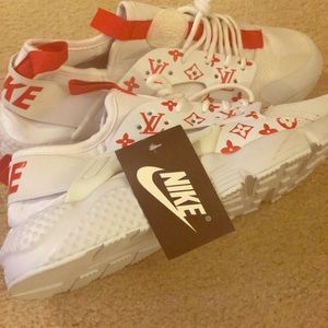 Women’s Nike Huarache Supreme size 8.5